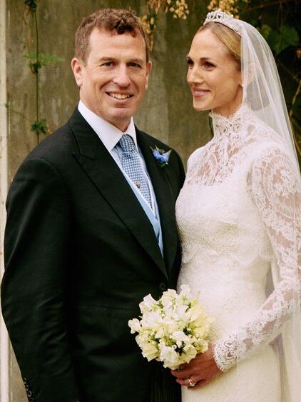 Peter Phillips und Harriet Sperling verliebt vor der Kirche.