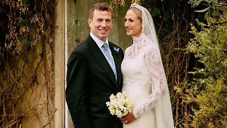 Peter Phillips und Harriet Sperling verliebt vor der Kirche.