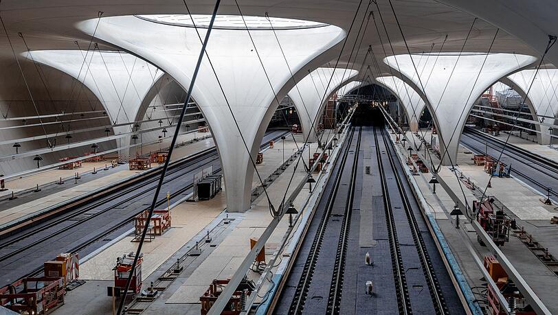 In der Halle des neuen Tiefbahnhofs in Stuttgart soll es auch ohne Klimaanlage kühl bleiben, sagt die Bahn in einem Video. Die Zuschauer sind eher skeptisch. (Archivbild) In der Halle des neuen Tiefbahnhofs in Stuttgart soll es auch ohne Klimaanlage kühl bleiben, sagt die Bahn in einem Video. Die Zuschauer sind eher skeptisch. (Archivbild)
