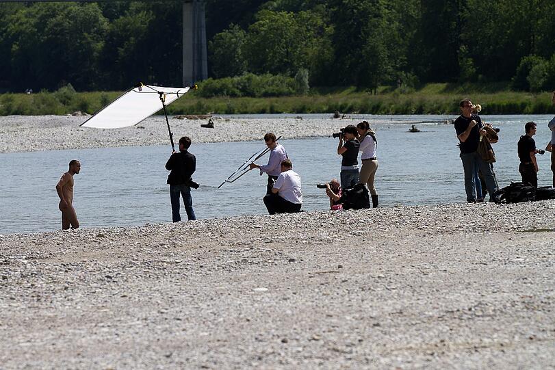 Porno? Keine Sorge, nur ein Workshop. Schüler des US-Starfotografen Greg Gorman knipsen ein nacktes Männer-Model in der Isar zwischen Hinterbrühl und der Großhesseloher Brücke.