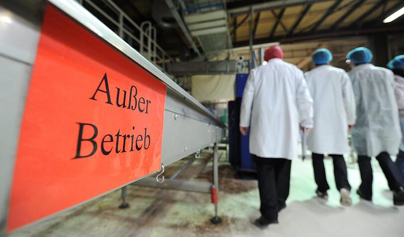 Archivbilder: Mitarbeiter von Müller-Brot reinigen im März im Produktionsgebäude der Müller-Brot GmbH in Neufahrn. Nach jahrelangen Hygieneproblemen hatten die Aufsichtsbehörden die Müller-Brot-Fabrik in Neufahrn bei München Ende Januar 2012 geschlossen. Wenige Wochen später meldete das Unternehmen Insolvenz an.