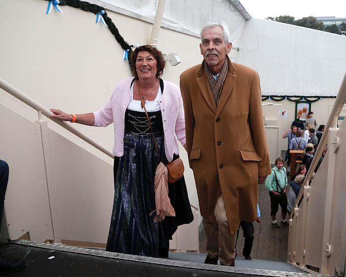 Ex-1860-Präsident Dieter Schneider und seine Frau Gipsy besuchten einst als Anführer einer Löwen-Delegation Papst Benedikt.