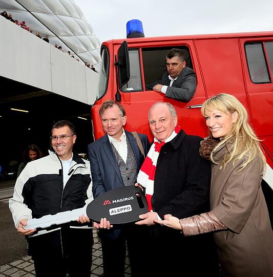 Monika Gruber und Fonsi Springer (2. v. l.): 2013 schenkt ihnen Hoeneß ein Feuerwehrauto für eine Hilfsaktion.