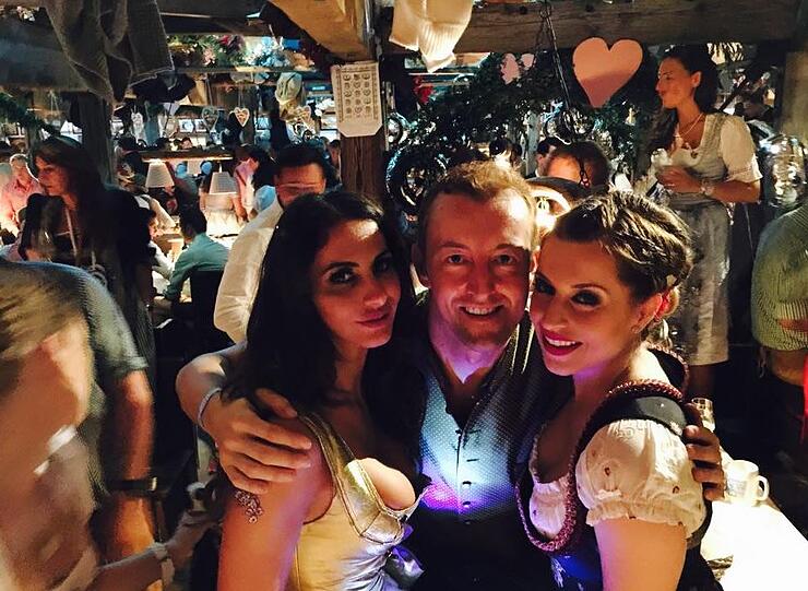 Hahn im Korb: Mario-Max Prinz zu Schaumburg-Lippe zwischen Janina Youssefian und Verena Kerth (r.).