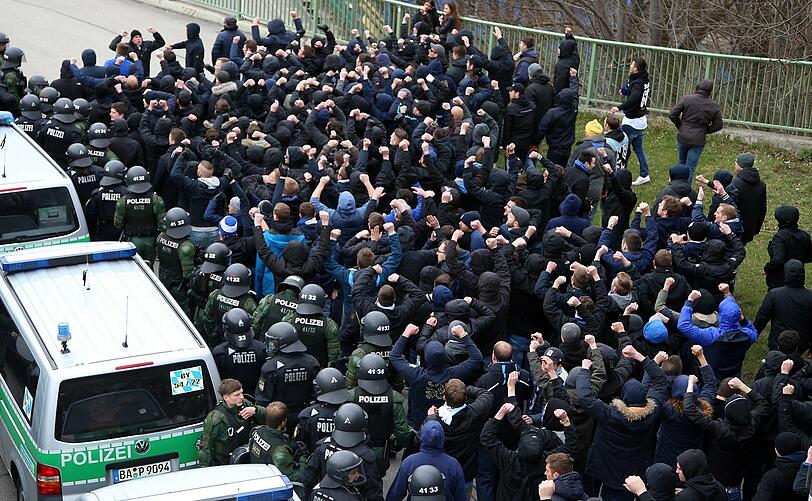 Bengalos, Chinaböller, Flaschenwürfe: FC Bayern II gegen TSV 1860 II: Die Bilder von Aufmarsch der Fans. 1000 Polizei-Beamte sind im Einsatz.