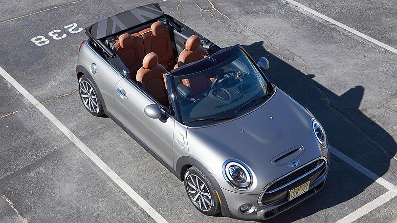 Nach oben offenen Fahrspaß bietet das Mini Cabrio in kompaktem Format.