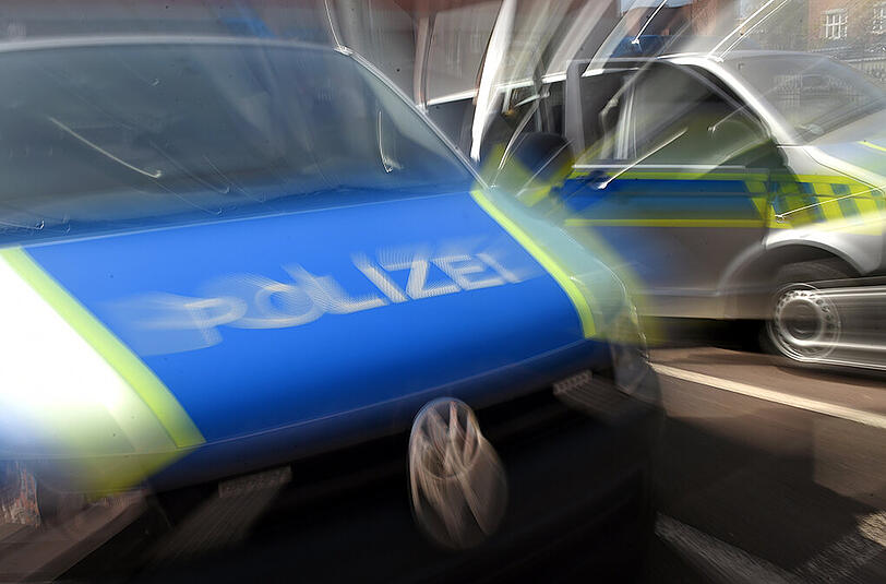 Die Randalierer gingen auf die Polizisten los. Diese griffen zum Pfefferspray. (Symbolbild)