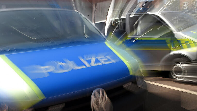 Die Randalierer gingen auf die Polizisten los. Diese griffen zum Pfefferspray. (Symbolbild) Die Randalierer gingen auf die Polizisten los. Diese griffen zum Pfefferspray. (Symbolbild)