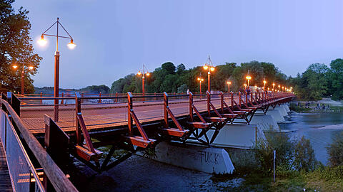 Die Thalkirchner Brücke an der Isar: Hier, ganz in der Nähe, ist es zur Schlägerei gekommen. (Archivbild)