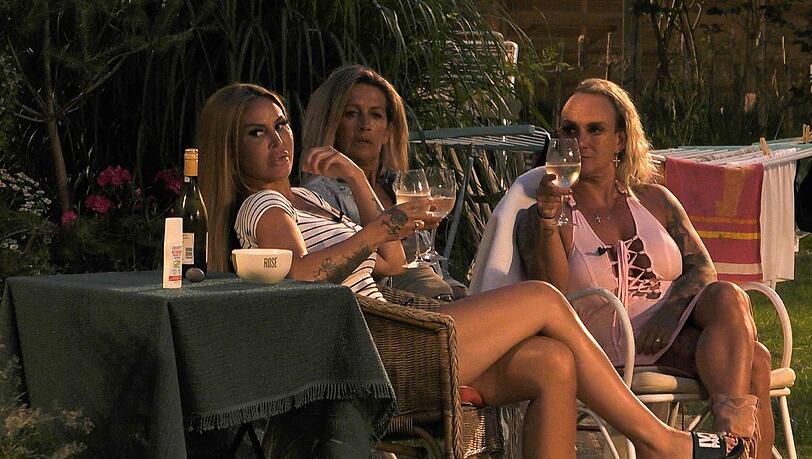 In der neuen Folge "Das Sommerhaus der Stars" ist VIP-Kandidatin Lisha (l.) ausgerastet und hat heftige Beleidigungen ausgeteilt.