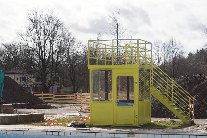 Fünf Meter hoch, 600 Kilo schwer: Das kultige Rettungshäusl wird nicht mehr gebraucht, erklärt Alexander Steger vom SWM-Immobilienteam.