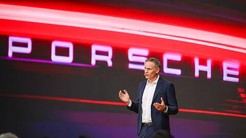 Unter seiner Führung investiert Porsche wieder in die Entwicklung von Verbrenner-Fahrzeugen: Chef Oliver Blume. (Archivbild)