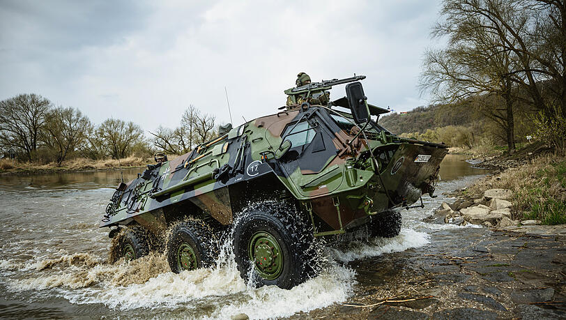 Martialische Bilder kann die Bundeswehr auf allen Kanälen liefern. Auf Youtube, Instagram und Tiktok ist die Truppe inzwischen erfolgreich unterwegs. Hier zu sehen: Ein Transportpanzer Fuchs verlässt nach der Durchquerung der Donau das Gewässer bei Bogen während der Heeresaufklärerwoche des Aufklärungsbataillons 8 im Raum Freyung.