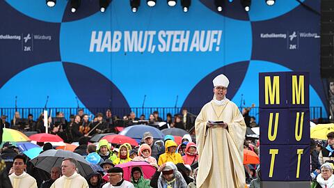 Bischof Jung spricht im Gottesdienst.