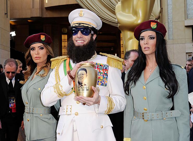 Als Diktators "Admiral General Aladeen" löste Sacha Baron Cohen 2012 einen Oscar-Eklat aus. Als Diktators "Admiral General Aladeen" löste Sacha Baron Cohen 2012 einen Oscar-Eklat aus.
