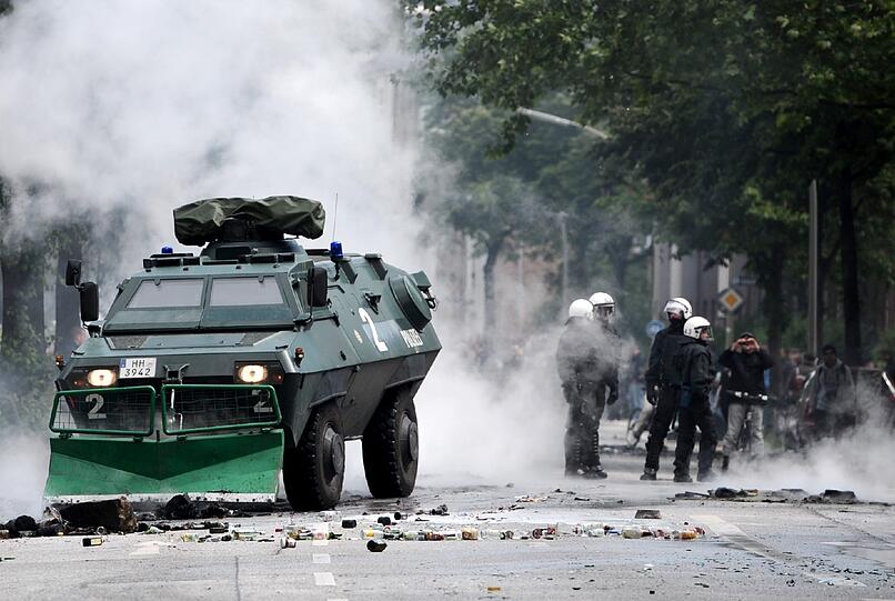 Brennende Straßenblockaden und aggressive Demonstranten: Bei einer Kundgebung von Rechtsextremisten zum "Tag der Deutschen Zukunft" kam es am Samstag in Hamburg zu schweren Ausschreitungen. Trotz eines Großaufgebots der Polizei mit mehreren tausend Beamten aus mehreren Bundesländern konnte sie Rechte und linke Gegendemonstranten nicht immer auseinanderhalten. Mehrere tausend Menschen und ein breites Bündnis aus Parteien, Gewerkschaften, Vereinen, Kirchen und anderen gesellschaftlichen Organisationen hatten sich gegen die rechte Kundgebung formiert.