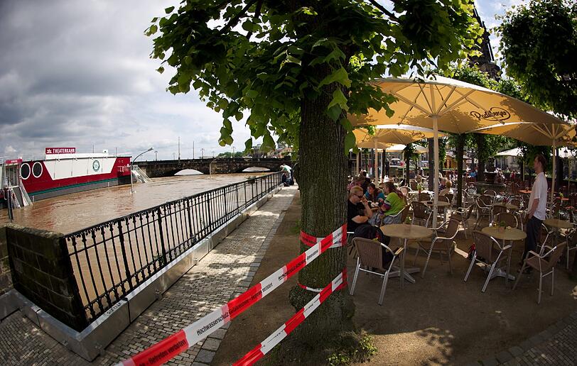 Dresden zwischen den Extremen: Ein sonniger Biergarten neben der Hochwasser führenden Elbe.