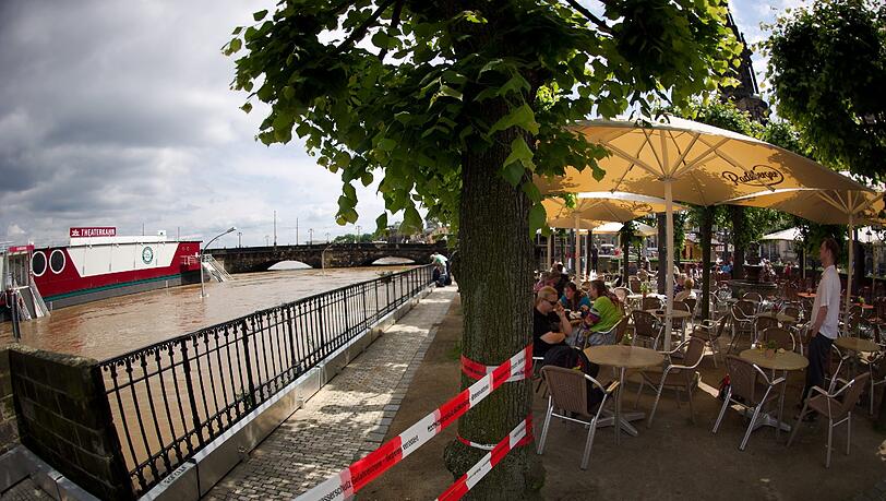 Dresden zwischen den Extremen: Ein sonniger Biergarten neben der Hochwasser führenden Elbe. Dresden zwischen den Extremen: Ein sonniger Biergarten neben der Hochwasser führenden Elbe.