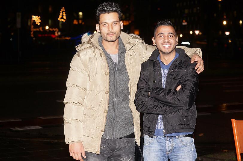 Adeel Ahmed (26), Flüchtling (rechts): &bdquo;Ich wünsche mir, dass ich anerkannt in München leben darf. In dieser Stadt habe ich viele Freunde gefunden, für mich ist es mein Zuhause. Leider kann ich nicht zurück in meine Heimat. Ich will in der IT-Branche arbeiten und mich weiterentwickeln. Außerdem kann ich sehr gut vieles reparieren. Es ist schlimm für mich, dass ich als Asylsuchender nicht arbeiten darf. Außerdem habe ich viele Träume.&ldquo;
Quasim Muhammed (22), Flüchtling: &bdquo;Ich wünsche mir, dass Flüchtlinge nicht mehr in Lagern untergebracht sind, sondern in Wohnungen. Am liebsten hätte ich ein Hotel, in dem ich jeden Gast willkommen heißen würde.&ldquo;