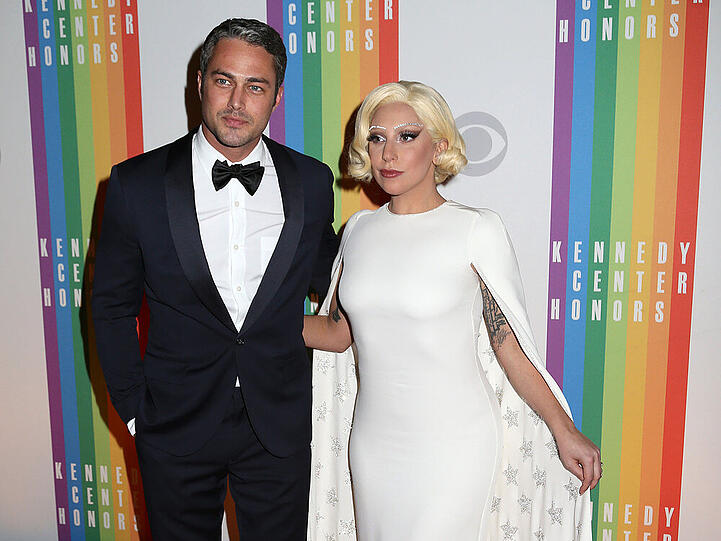 Begnügt sich Lady Gaga bei ihrer Hochzeit mit Taylor Kinney mit einem schlichten weißen Kleid?