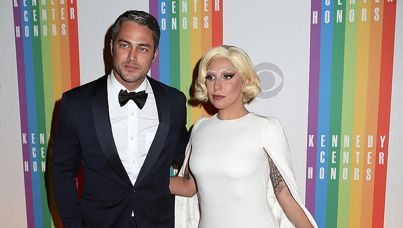 Begnügt sich Lady Gaga bei ihrer Hochzeit mit Taylor Kinney mit einem schlichten weißen Kleid? Begnügt sich Lady Gaga bei ihrer Hochzeit mit Taylor Kinney mit einem schlichten weißen Kleid?