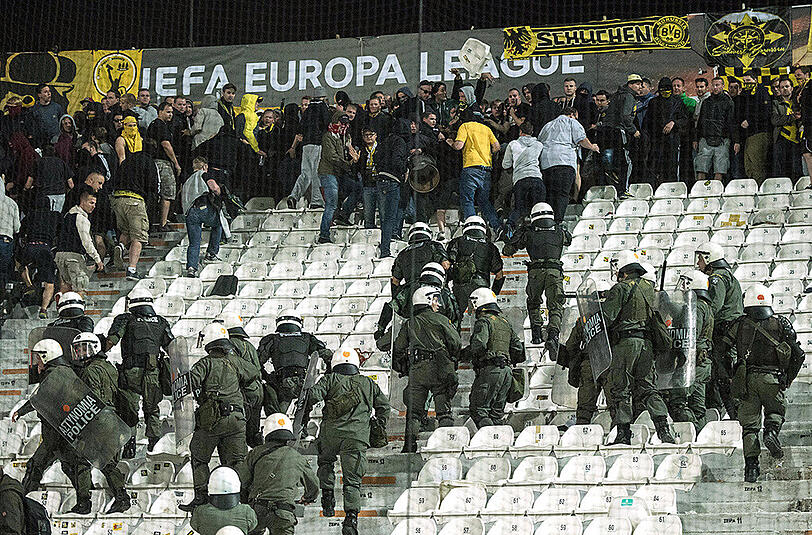 Schiedsrichter Anthony Taylor hatte die Partie PAOK gegen BVB in der 48. Minute unterbrochen, als er die brennenden Bengalos und den massiven Polizeieinsatz im Gästeblock sah.