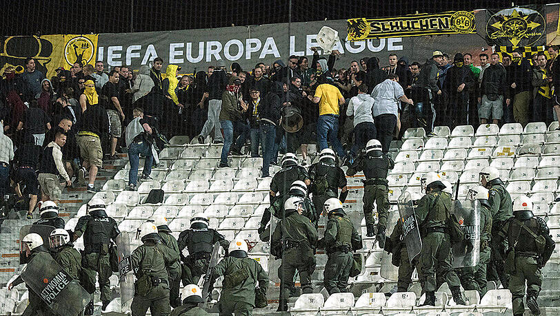 Schiedsrichter Anthony Taylor hatte die Partie PAOK gegen BVB in der 48. Minute unterbrochen, als er die brennenden Bengalos und den massiven Polizeieinsatz im Gästeblock sah. Schiedsrichter Anthony Taylor hatte die Partie PAOK gegen BVB in der 48. Minute unterbrochen, als er die brennenden Bengalos und den massiven Polizeieinsatz im Gästeblock sah.