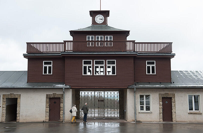 Das Torgebäude des früheren KZ Buchenwald.