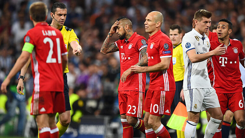 Das Aus in Madrid: Arturo Vidal (Mitte) muss nach einer gelb-roten Karte den Platz verlassen.