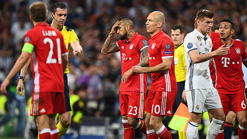 Das Aus in Madrid: Arturo Vidal (Mitte) muss nach einer gelb-roten Karte den Platz verlassen. Das Aus in Madrid: Arturo Vidal (Mitte) muss nach einer gelb-roten Karte den Platz verlassen.