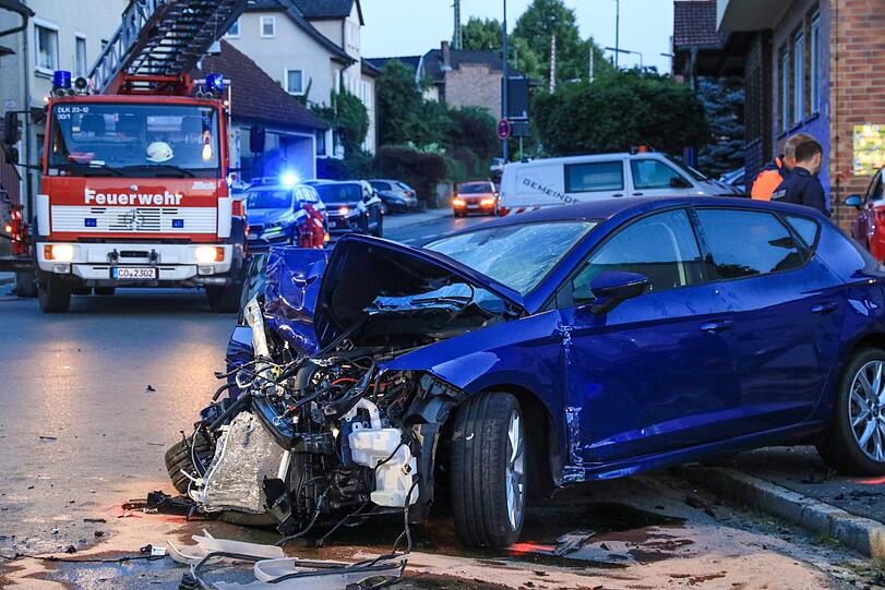 Spektakuläre Szenen im Landkreis Coburg: Ein 19-Jähriger will sich einer Polizeikontrolle entziehen und hinterlässt eine Spur der Verwüstung - die Bilder vom Einsatz.
