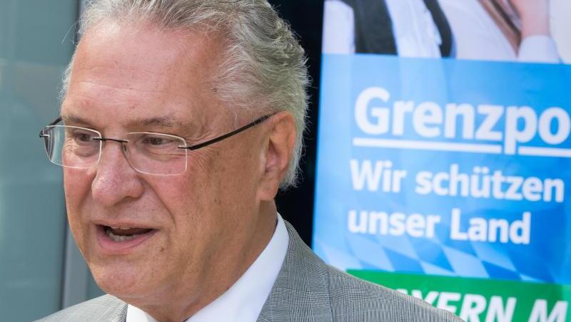 Joachim Herrmann (CSU), Innenminister von Bayern, steht neben einem Wahlplakat der CSU. Foto: Peter Kneffel/Archiv Joachim Herrmann (CSU), Innenminister von Bayern, steht neben einem Wahlplakat der CSU. Foto: Peter Kneffel/Archiv