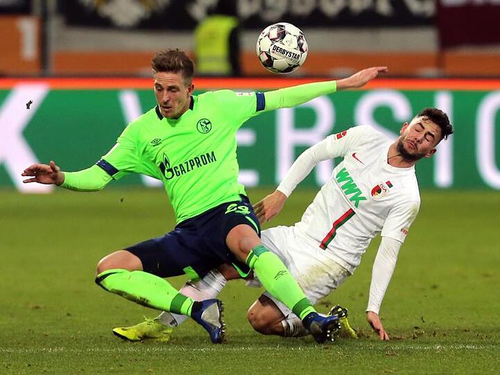 Augsburgs Marco Richter (r) und Schalkes Bastian Oczipka (l) kämpfen um den Ball.