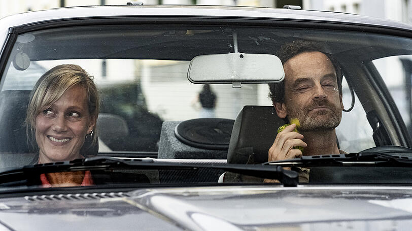 Anna Schudt und Jörg Hartmann (mit Ventilator) bei den Dreharbeiten  zum "Tatort: Heile Welt".