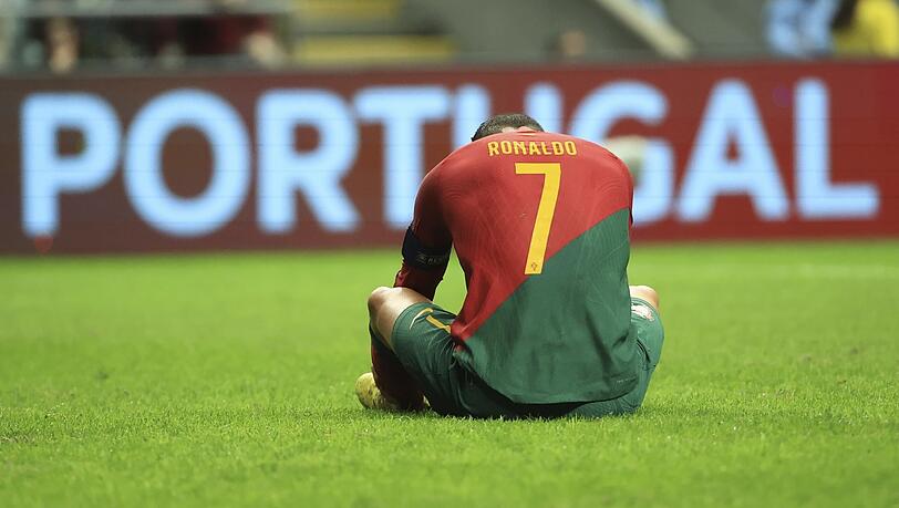 Niedergeschlagen: Cristiano Ronaldo hat in der Schlussminute die Chance auf den alles verändernden Ausgleich - und scheitert. Niedergeschlagen: Cristiano Ronaldo hat in der Schlussminute die Chance auf den alles verändernden Ausgleich - und scheitert.
