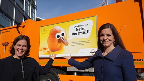 Da ist das Ding! Verena Dietl (l.) und Kristina Frank präsentieren eines der neuen Motive auf einem Müllfahrzeug.