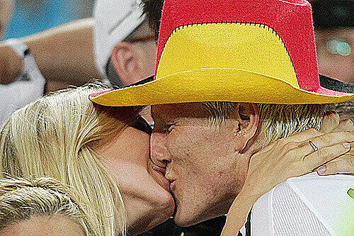 Schwarz-rot-güldener Cowboy Bastian Schweinsteigerk üsst seine Sarah