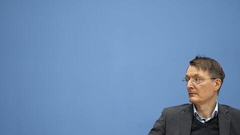 Eine "Krankenhausrevolution" hat er angekündigt, doch bei der Umsetzung gibt es viele Fallstricke: Karl Lauterbach (SPD) muss sichderzeitgegen Kritik von allenSeiten wehren.