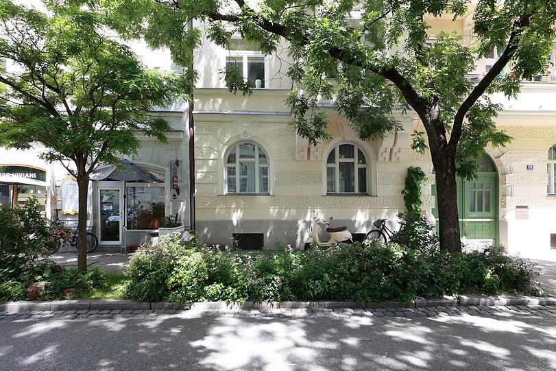 Viel (von Grünpaten betreutes) Randgrün in der Blutenburgstraße.