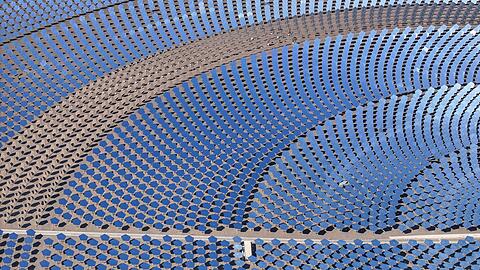 Ein riesiges Solarkraftwerk in der chinesischen Wüstenregion Xinjiang. Nach einer Studie der Unternehmensberatung BCG und des Weltwirtschaftsforums hat China dem Westen die technologische Führung in der Umwelttechnologie abgenommen (Archiv)