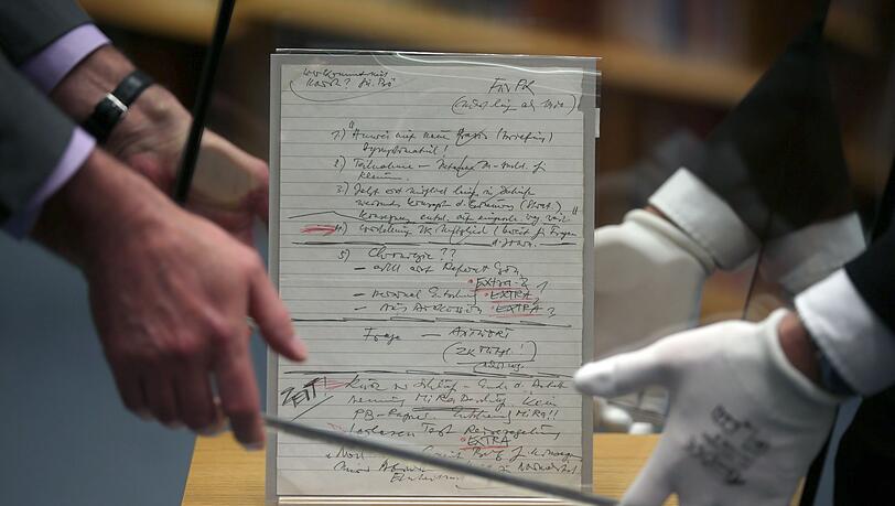 Der ber&uuml;hmte Schabowski-Zettelt wird im Haus der Geschichte in Bonn gezeigt. (Archivbild)