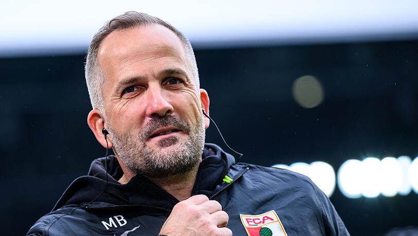 Augsburg-Trainer Baum warnt vor einem physisch starken Gegner. (Archivbild)