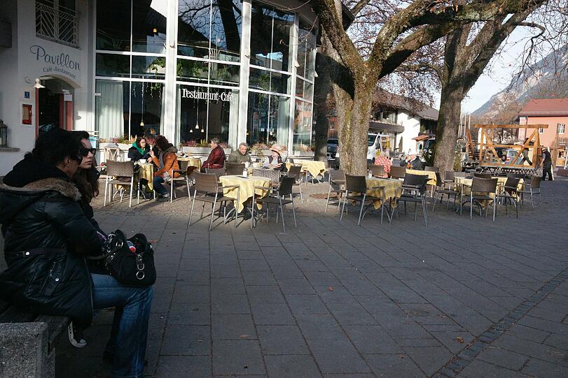 In den Garmischer Cafes ist es auch im freien noch recht gemütlich.