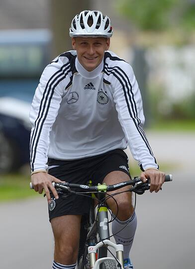 Konzentration in Danzig: Beim Training der Nationalelf zwei Tage vor dem EM-Auftaktspiel stehen mit Lahm und Khedira wieder alle 23 Spieler auf dem Platz.