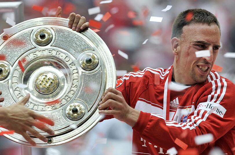 Neben dem Meistertitel mit dem FC Bayern wird Ribéry zum Fußballer des Jahres in Deutschland und Frankreich gewählt.
