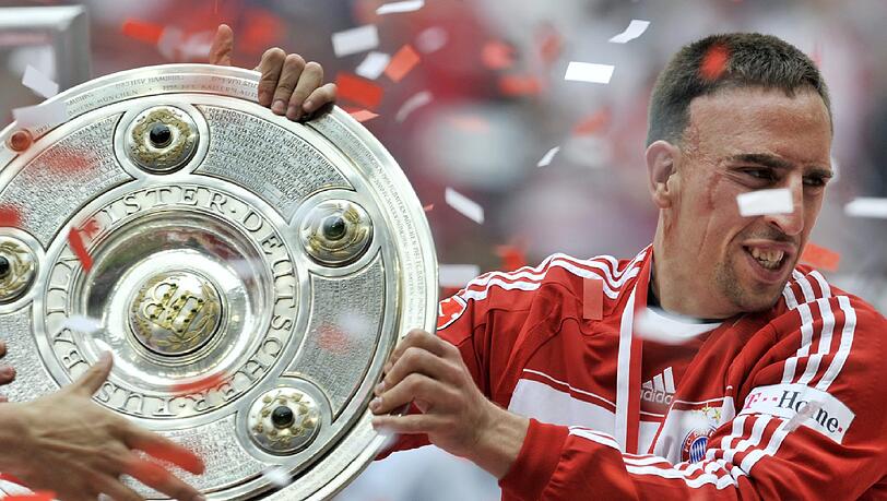 Neben dem Meistertitel mit dem FC Bayern wird Ribéry zum Fußballer des Jahres in Deutschland und Frankreich gewählt. Neben dem Meistertitel mit dem FC Bayern wird Ribéry zum Fußballer des Jahres in Deutschland und Frankreich gewählt.