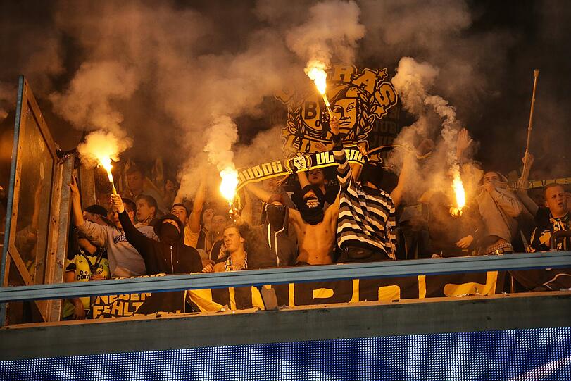 Auch die hartgesottenen BVB-Fans hatten sich etwas überlegt und brannten ein Feuerwerk zur Halbzeit ab.