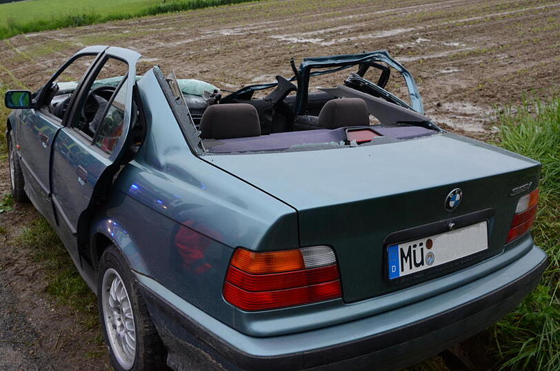 Drei Jugendliche kommen am Sonntagabend mit ihrem BMW in einem Waldstück von der Straße ab und überschlagen sich. Die Bilder vom Unfallort.