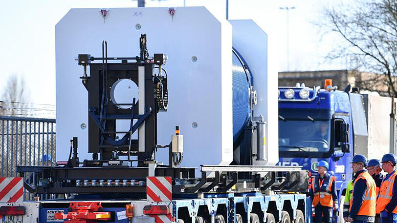Ein Castor-Behälter wird vor dem AKW Obrigheim mit Hilfe eines Lastwagens auf ein Schiff geschoben. Wo der Atommüll einmal lagern wird, ist weiterhin offen.