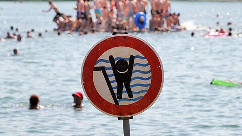 Am Wochenende sind zwei Menschen beim Baden ertrunken. (Symbolbild)